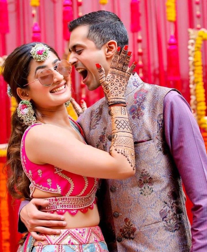 Artistic mehendi couple photos captured beautifully